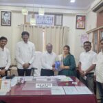 विद्यार्थिनी अंकिता जैन हिचा सत्कार करताना प्राचार्य, डॉ एच. डी. जाधव मराठी विभाग प्रमुख, डॉ. ज्ञानेश्वर कांबळे, डॉ. रमेश माने आणि इतर प्राध्यापक